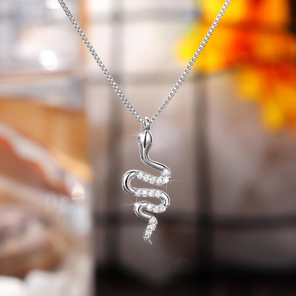 TEMU Collana con ciondolo in zirconia intarsiate, unica ed elegante, per , perfetta per feste, uso , accessori statement di Halloween