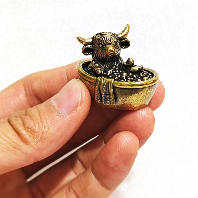TEMU Fashionable Highland Cow Bath Ornament, Bathing Highland Cow Little Statue Decor, Desktop Decoration, , Holiday Gift