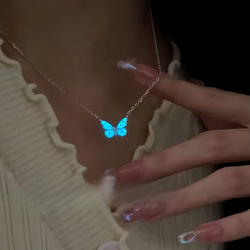 1 pieza, Collar de mariposa que brilla en la oscuridad, moda europea y americana, diseño innovador, collar de lujo azul luminoso, brazalete dinámico de mariposa, estilo forestal para mujeres, collar super alto, cadena de clavícula, regalo perfecto para jóvenes, adecuado para joyería casual o de festival de primavera y verano, regalo de cumpleaños/fiestas.