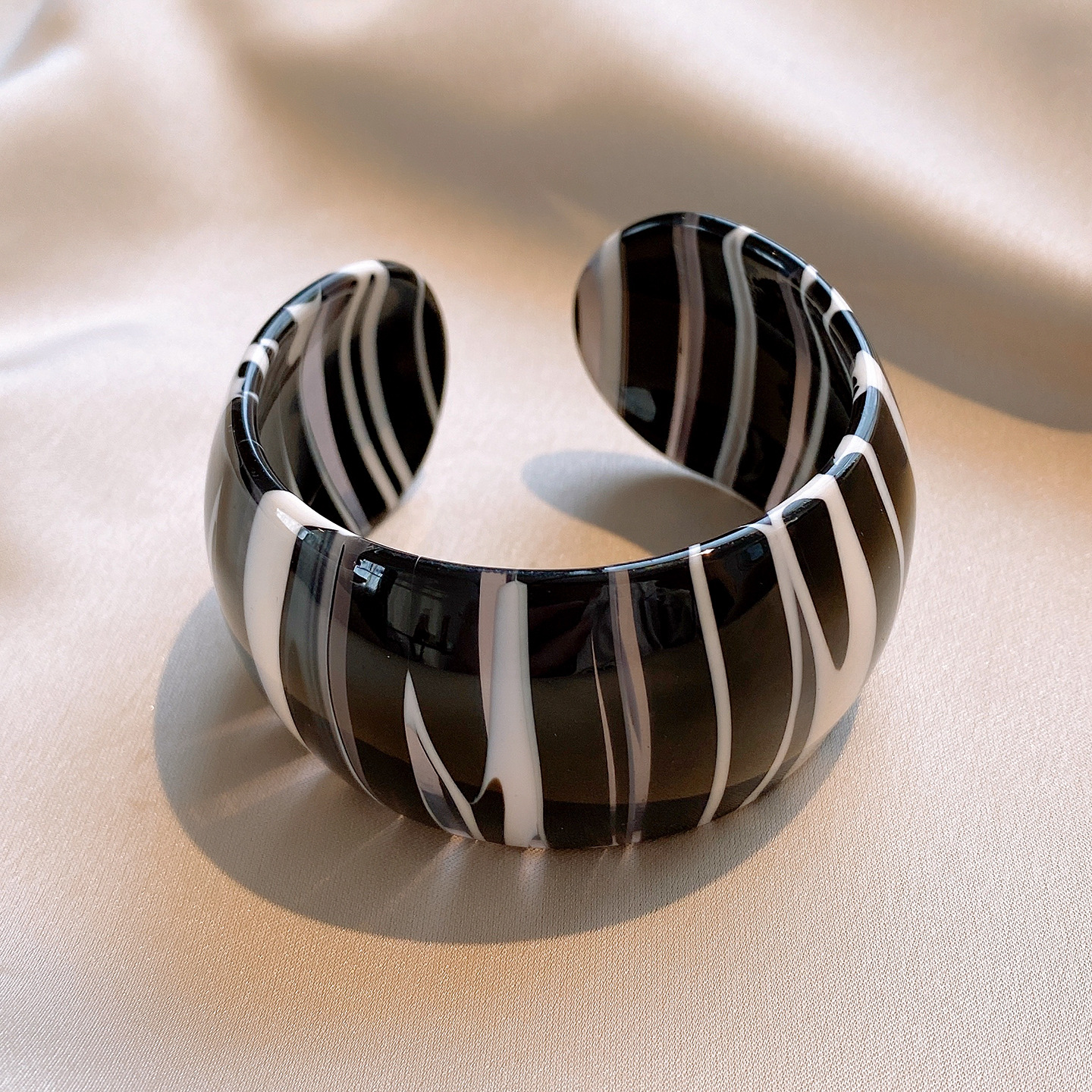 TEMU 1pc Black And White Striped Acrylic Ombre Round Open Bangle