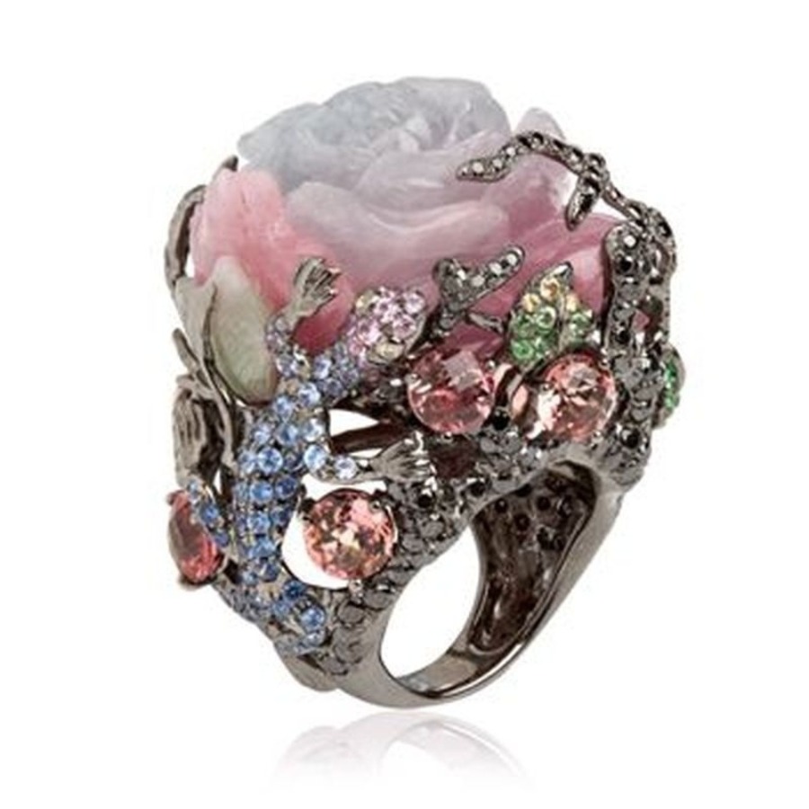 The Exquisite Peony -shaped Ring Features A That Highlights . For Daily Wear Or Special Occasions, A Highlight To The Overall Look And Is A Fashionable Accessory That Enhances Charm