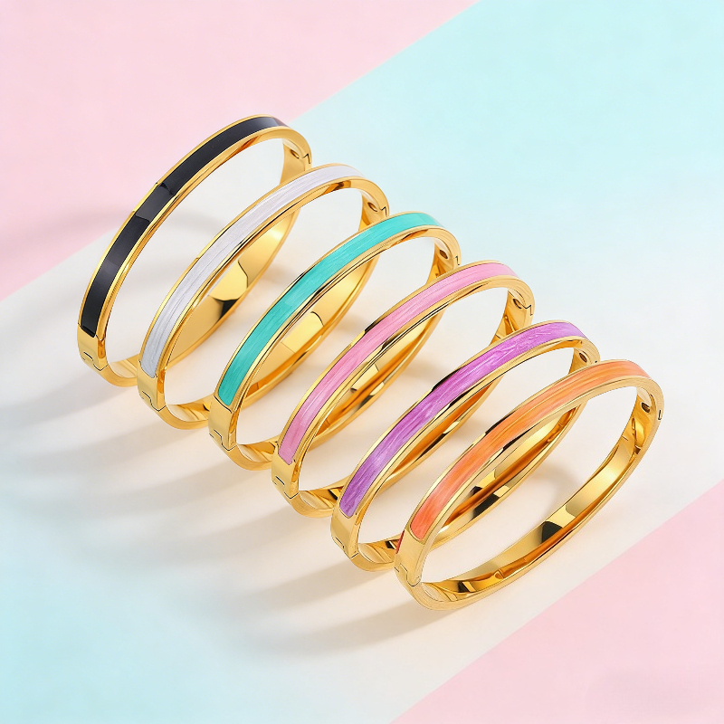 TEMU Lot de 6 bracelets et élégants en acier émaillé avec breloques macaron multicolores, un article de mode unique, parfait pour un port élégant