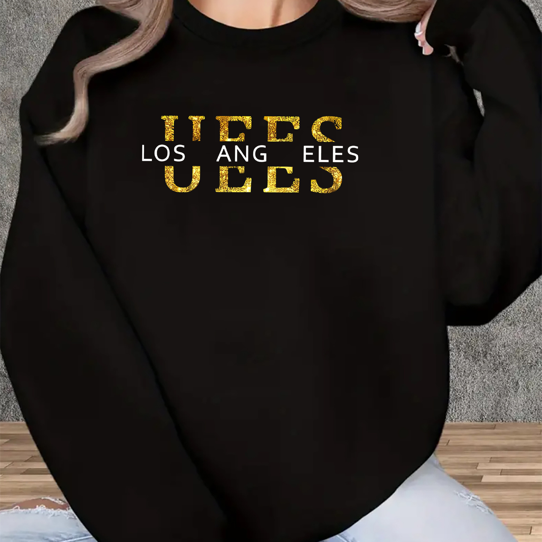 

A Cozy Pullover Sweatshirt For Women Featuring A Stylish Los Angeles Design - Casual Long-sleeve Athletic Wear.