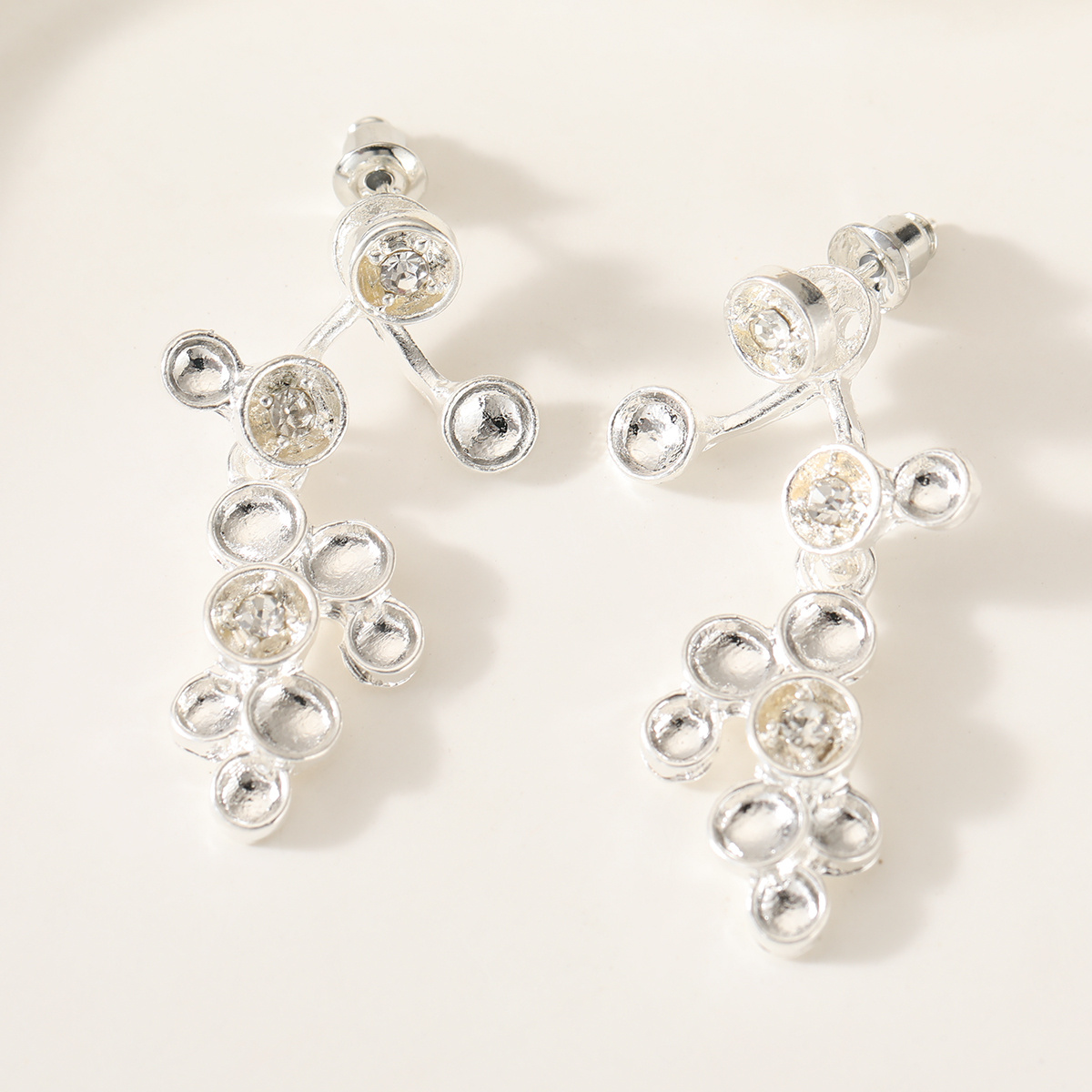 E-shop Leichte Luxus Elegante Traubencluster Ohrstecker Micro-Pave Synthetische Zirkonia Asymmetrische Ohrringe Temperament Mädchen Stil Exquisite Mode