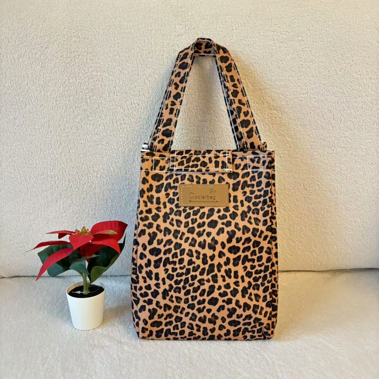 

Leopard Print Polyester Tote Bag, Fashionable Lunch Box Carrier, Portable Picnic Insulated Bag, No-closure, Hand Wash/ Safe