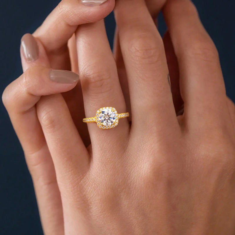 Women's 1 Carat Round Cut Moissanite Solitaire Engagement Ring