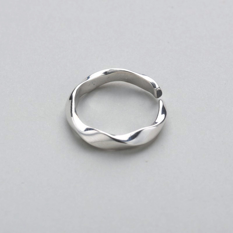 MUOTI Twisted Wave Glossy Ring, Minimalist Design