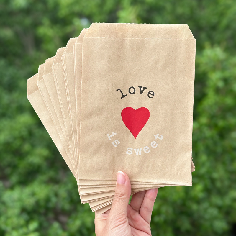 E-shop 50 Stück braune Kraftpapier-Tüten mit rotem Herz "Love Is Sweet" Aufdruck - Romantische Gastgeschenktüten für Valentinstag, Jahrestag,