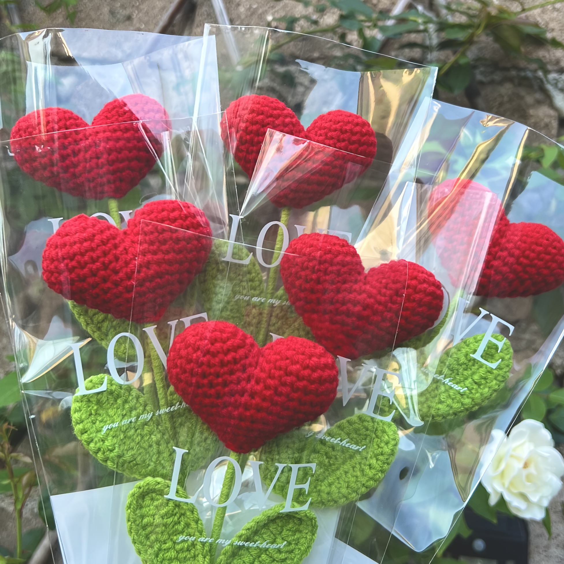 TEMU 8pcs (4pcs, 4 Bags) Handmade Crochet Roses With Green Stems - Realistic Handmade Crochet Heart-shaped Bouquet, Suitable For Valentine's Day,