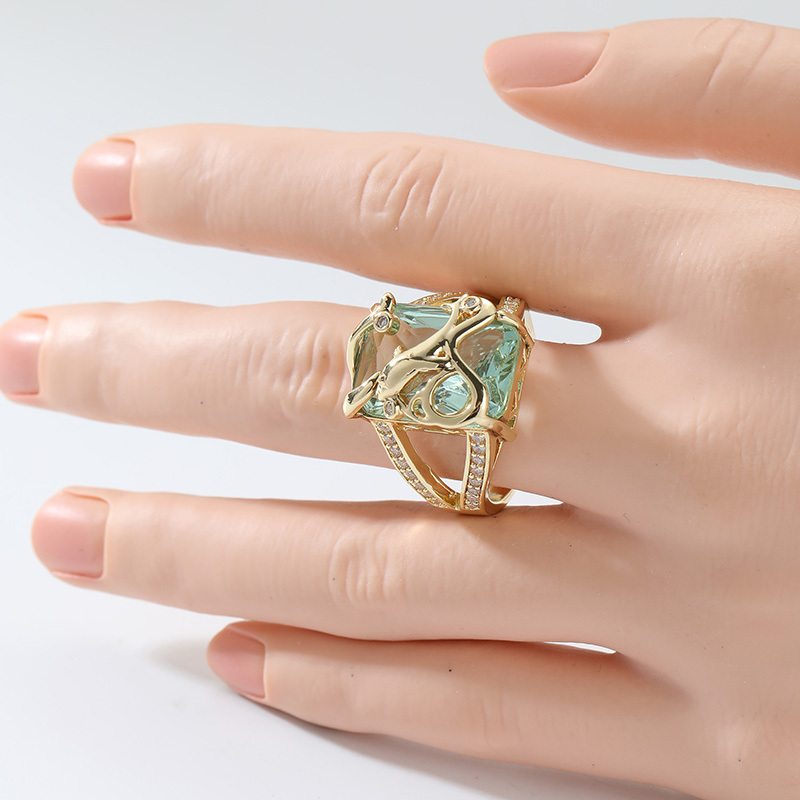 Retro Golden Dolphin Finger Ring with Synthetic Zirconia