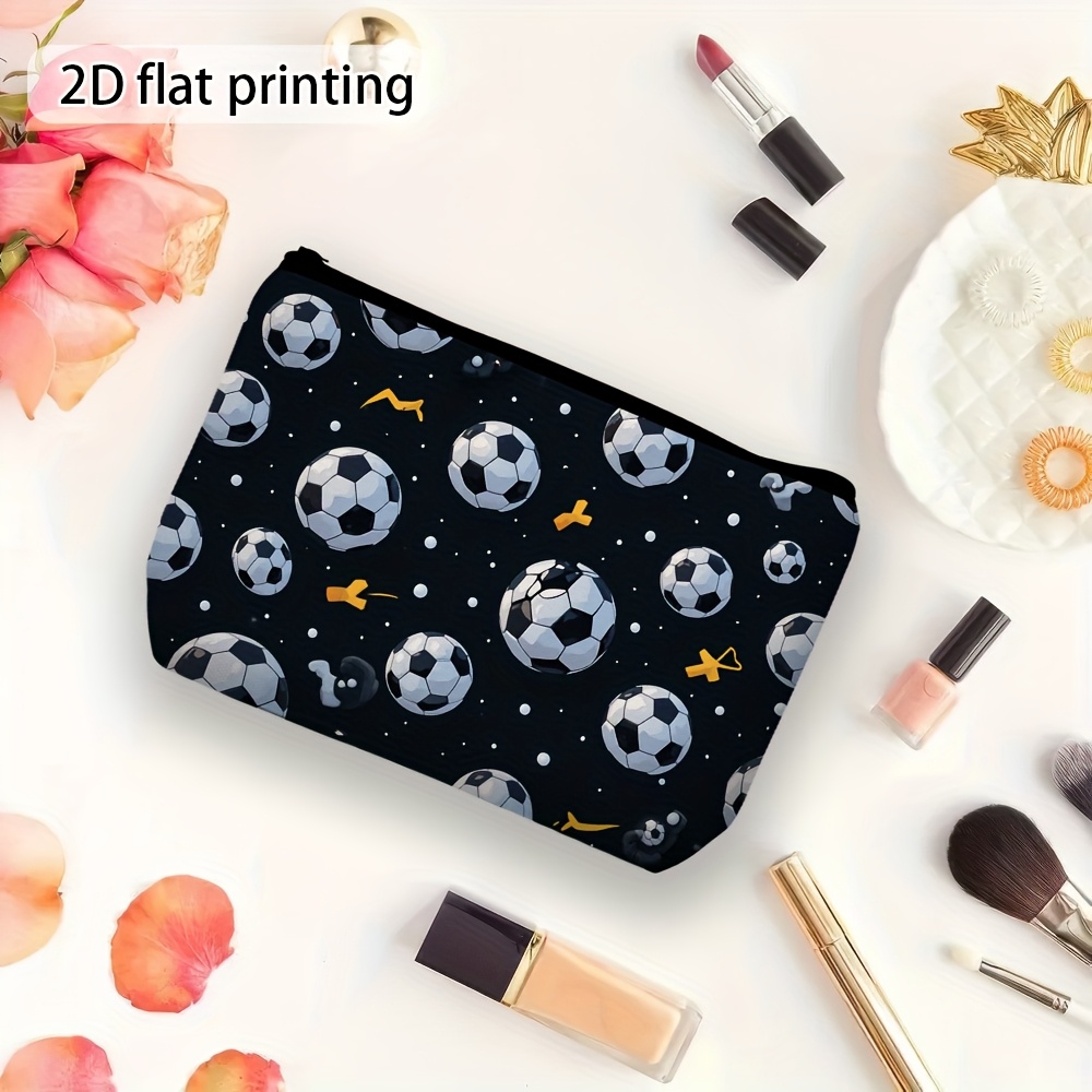 Eleganten 2D plosko potiskan toaletni etui s temo nogometa, idealen za potovanja in poslovno uporabo. Ta trpežna poliestrska kozmetična torbica