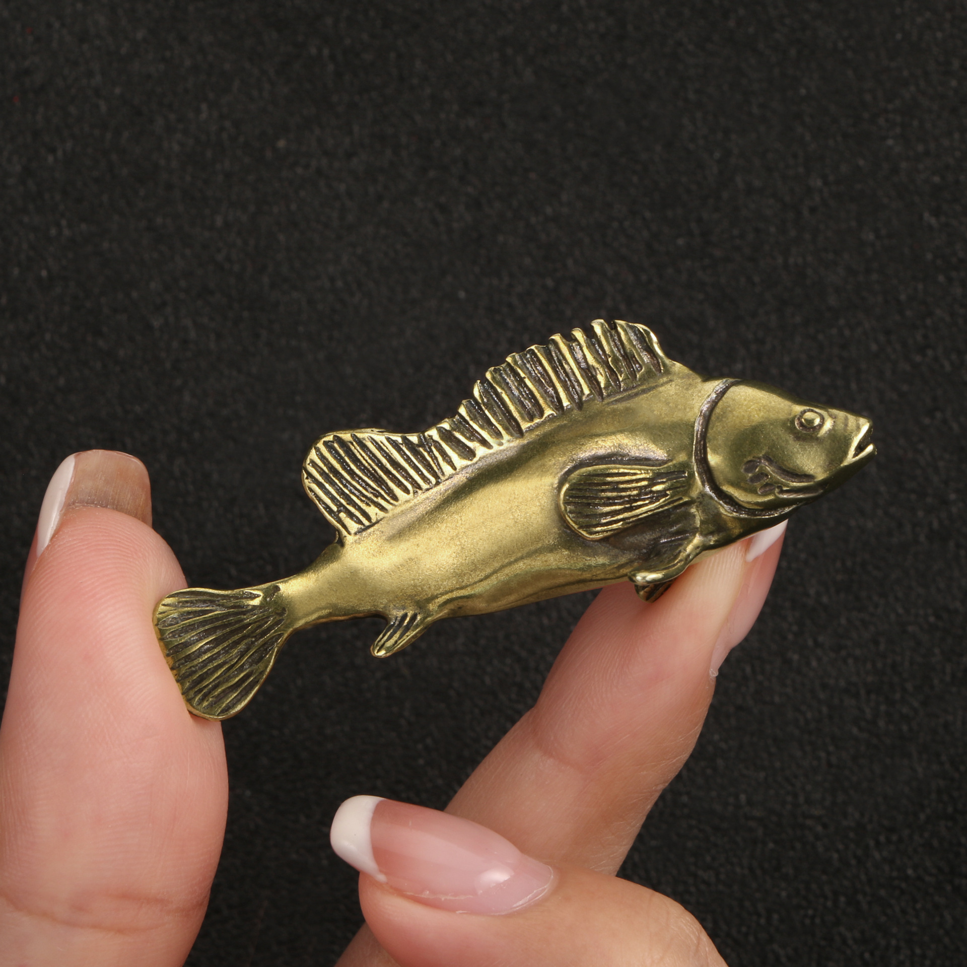 TEMU コレクタブルフィギュア 真鍮製 招金魚フィギュアオーナメント オフィス卓上装飾 友人へのクラフトギフト クリスマスプント