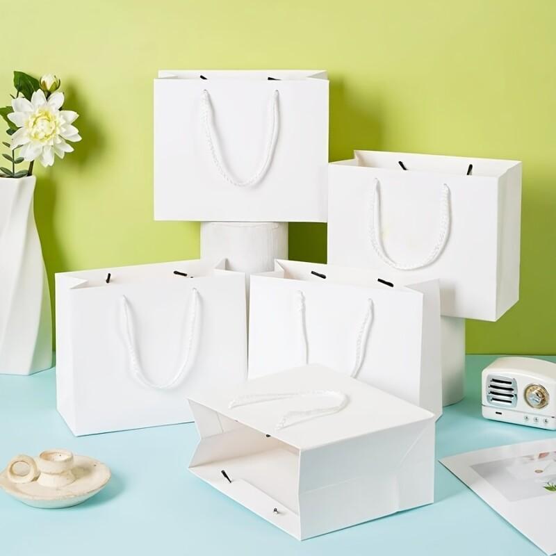 

5pcs Sacs Cadeaux Élégants en Blanc avec Motif - Idéaux pour d'Anniversaire et de Fêtes, Sacs de Verticaux Durables avec Poignées en Corde, Parfaits pour les Vêtements et les Souvenirs