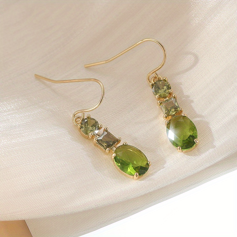 Image of A Pair Of Green Retro Geometric Pendant Earrings, With Synthetic Zirconia, Suitable For Women's Holiday Parties To Wear