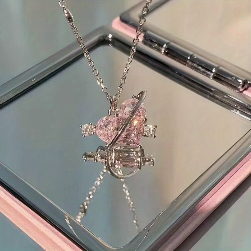 1 Collar elegante para mujer, con un delicado pectoral en forma de corazón rosa y cubo de zircónia brillante, perfecto para aniversarios y fiestas diarias, material de aleación, accesorio para todas las estaciones, regalo de aniversario | Pectoral elegante | Collar brillante