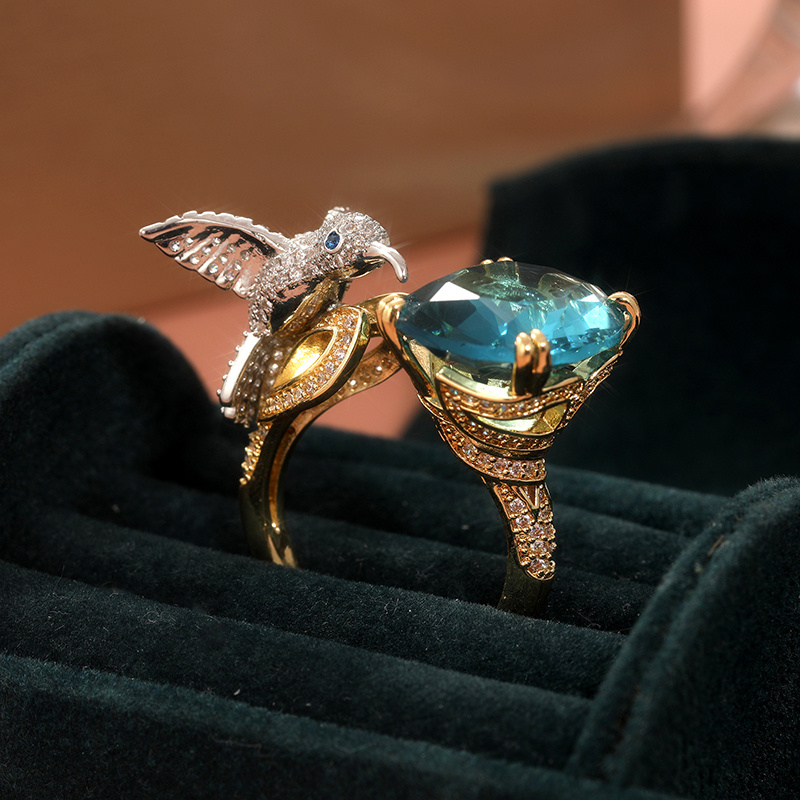 E-shop Ein modischer und luxuriöser dreidimensionaler Kolibri-Öffnungsring, ein zweifarbiger Ring, kombiniert mit meerblauem synthetischem Zirkonia und
