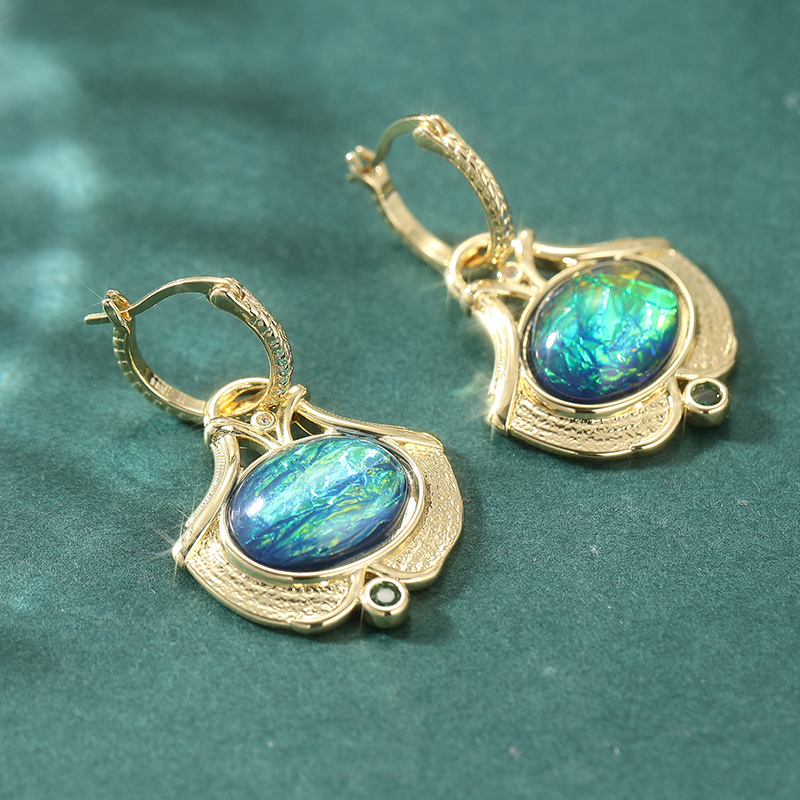 E-shop Schicke Ohrringe mit Blattmuster und synthetischen blaugrünen Opal-Akzenten, für Boho-Schmuckliebhaber und als Geschenk für Frauen