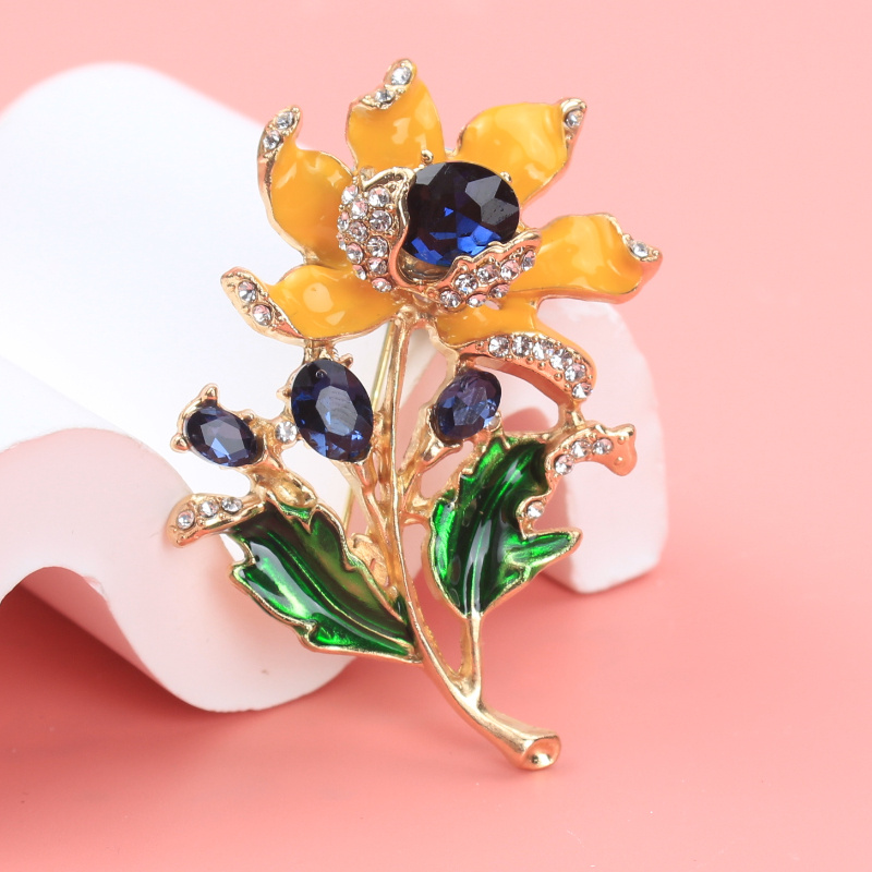 

Elegant Yellow Flower Brooch With Rhinestones, Plant Enamel Pin, Fashion Accessory For Clothing And Bags