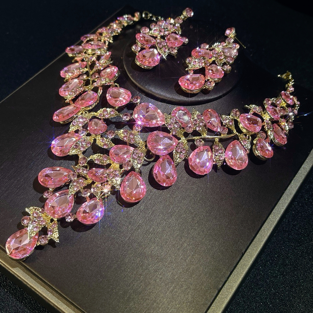 Wedding Vintage Necklace Set for Women Luxury Crystal Banquet Dress Bridal Wedding Accessories Clavicle Chain Women's Jewelry Set Earrings Necklace Three Piece Set