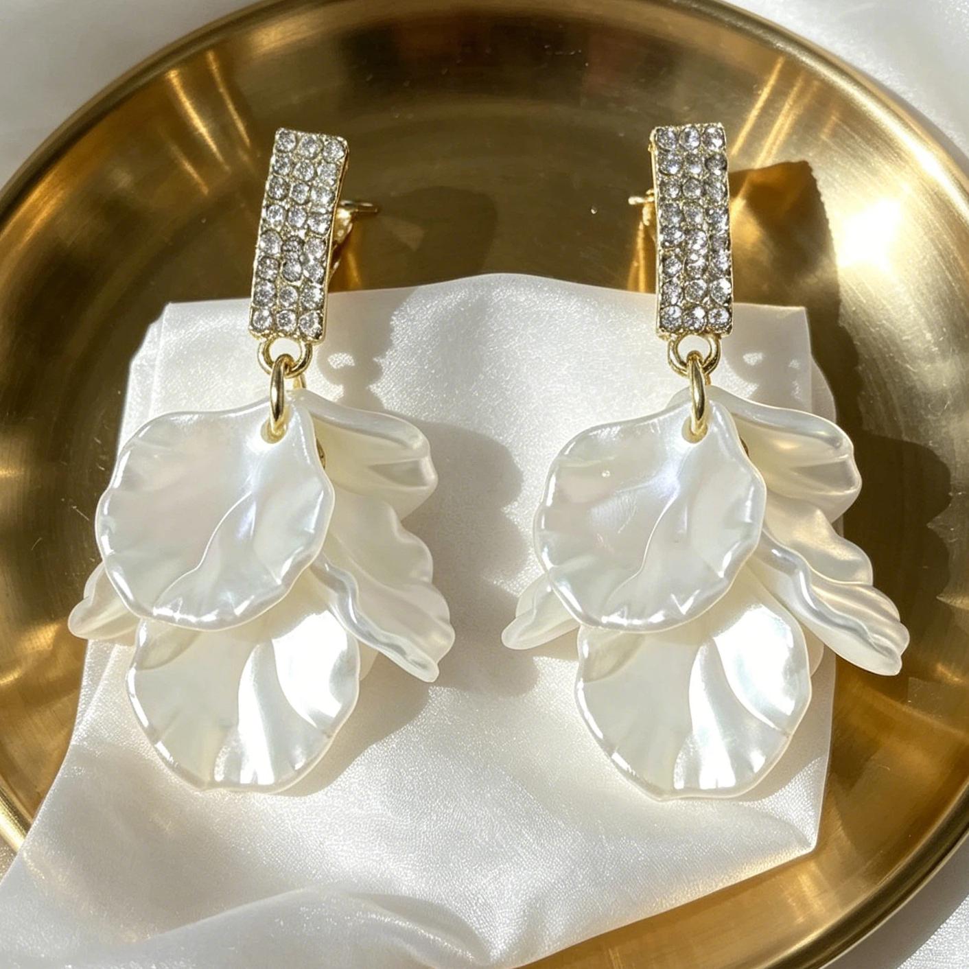 TEMU A Pair Of Stylish White Earrings With A Light Luxury And High-end Design, Suitable As Gifts For Men And Women On Valentine's Day, New Year,