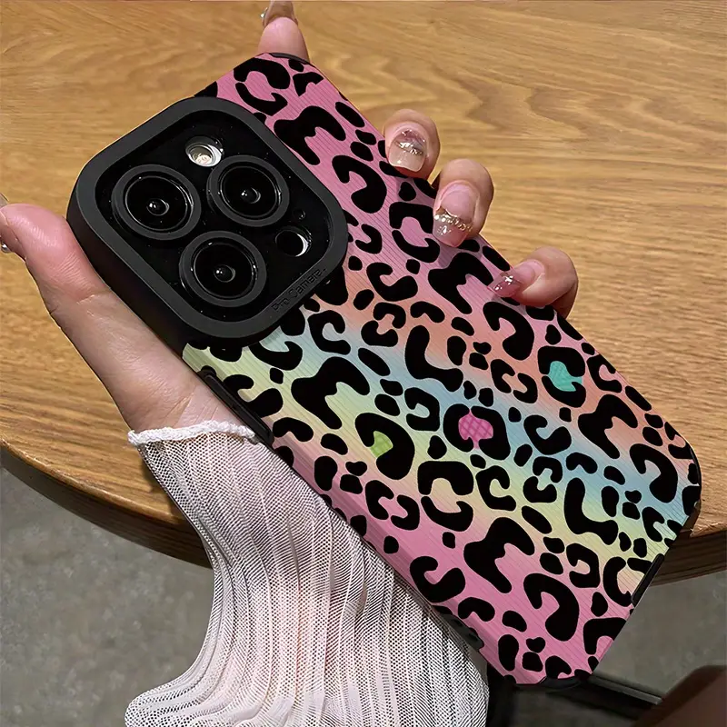 Foto de Funda con diseño de animal print colorido.