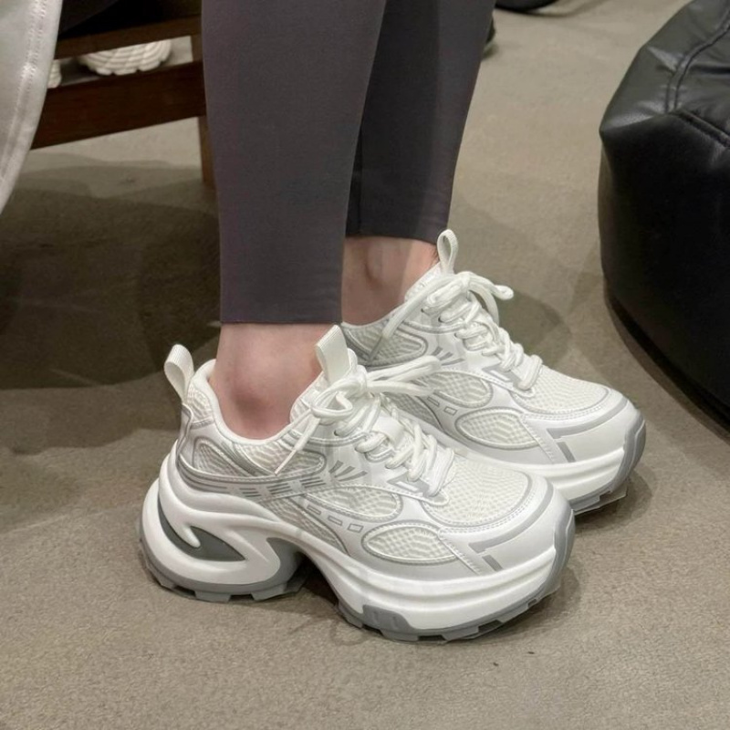 stilvolle weiße sneaker für damen mit goldenen akzenten leichte