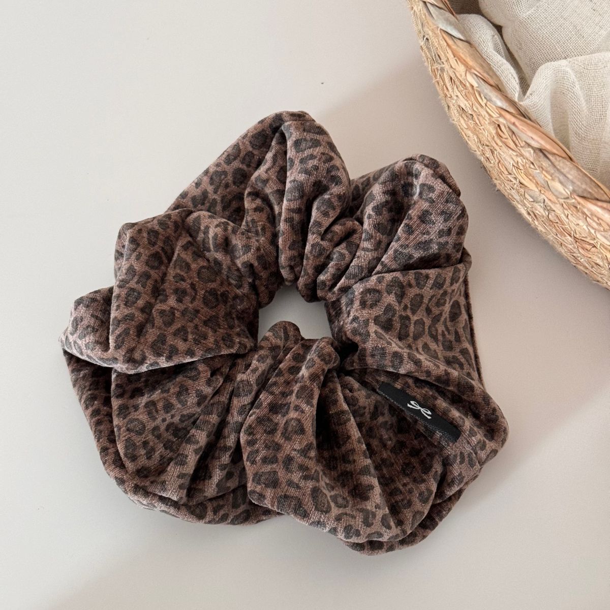 1pc Retro Leopard Print Velvet Scrunchie High-end Light Luxury Autumn And Winter Velvet Temperament Versatile Hair Rope Hair Additions