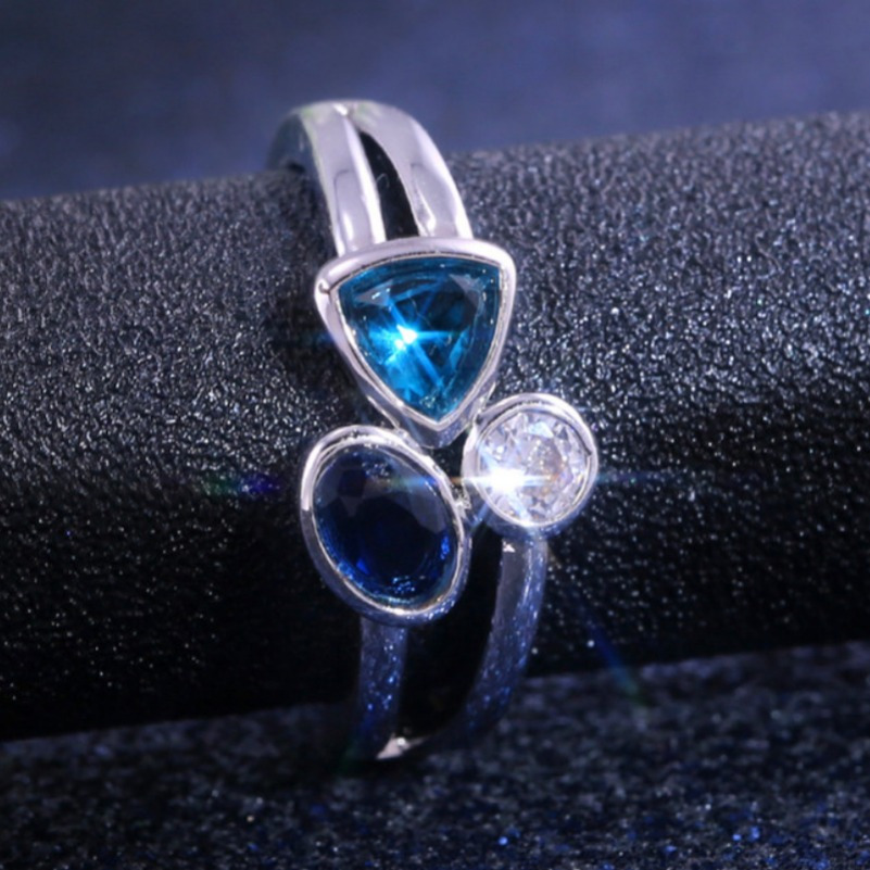 Stylish Unisex Ring 3 Stones Sapphire Emerald Clear