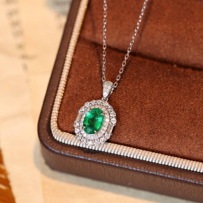 Women's Vintage Inlay Oval Green Zirconia Pendant Necklace