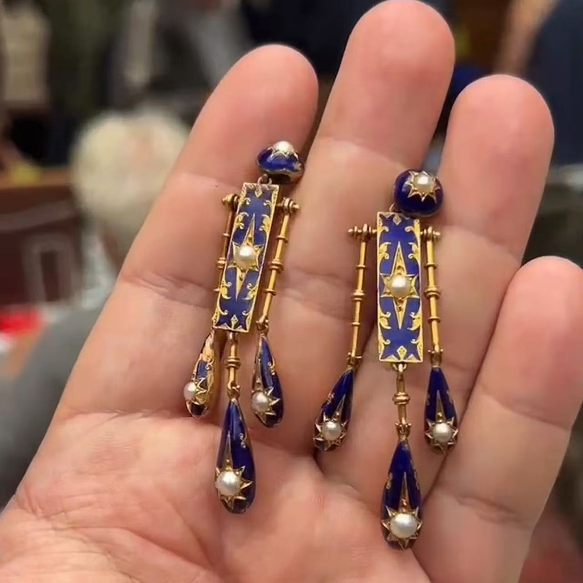 TEMU aretes de de perlas azul de puntas de estilo vintage están diseñados con un tema de corte medieval. Presentan una base azul esmaltada profunda