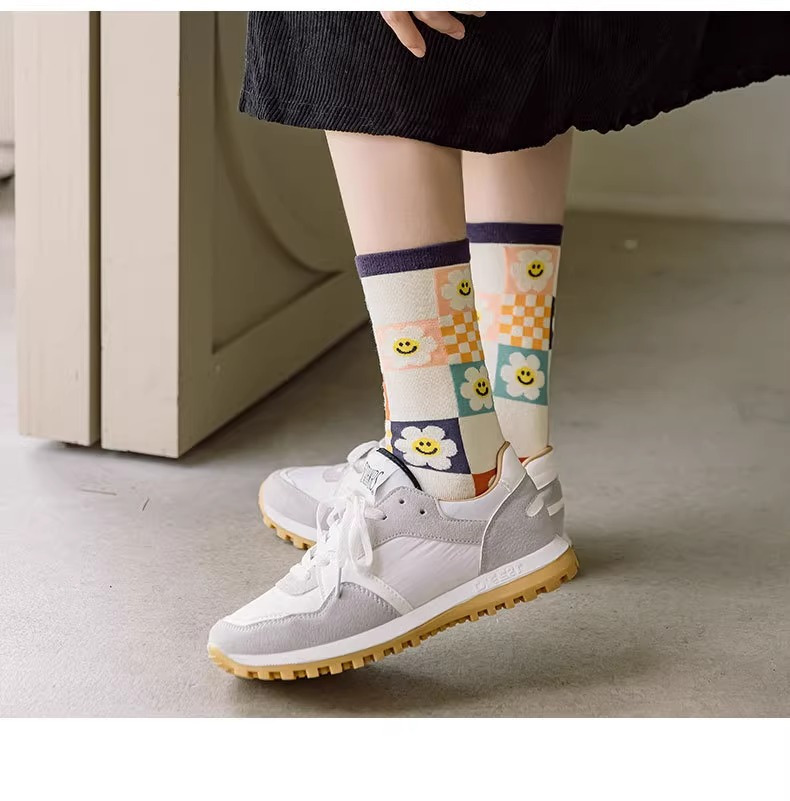 5 paires de chaussettes longues pour femmes avec impression de  , décontractées et polyvalentes,  , en   polyester (97%) et spandex (3%), chaussettes sportives, lavables à   - poids du tissu 237g/m² détails 3