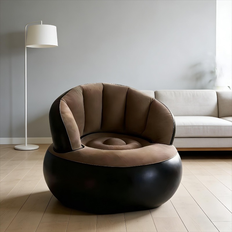 This Pumpkin-shaped Lounge Sofa Is a Refined Fusion of Eastern Aesthetics and Modern Comfort. Its Rounded Spherical Base Is Wrapped in Matte Black Leather, Exuding a Calm and Dignified Presence. The Segmented Backrest and Seat Surface Are Upholstered