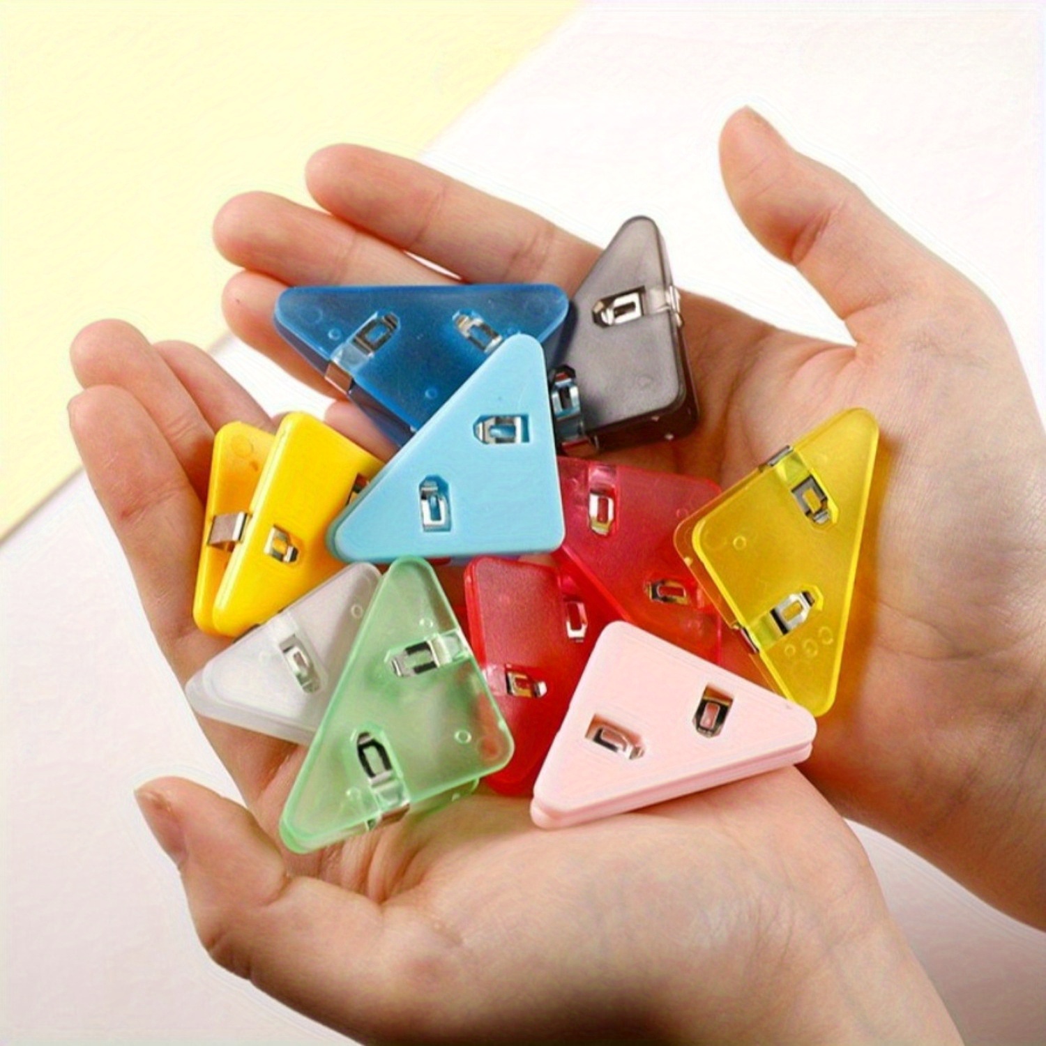 TEMU piezas de clips triangulares acrílicos coloridos, sujetadores multifuncionales para papel y boletos, esquineros para libros, encuadernadores