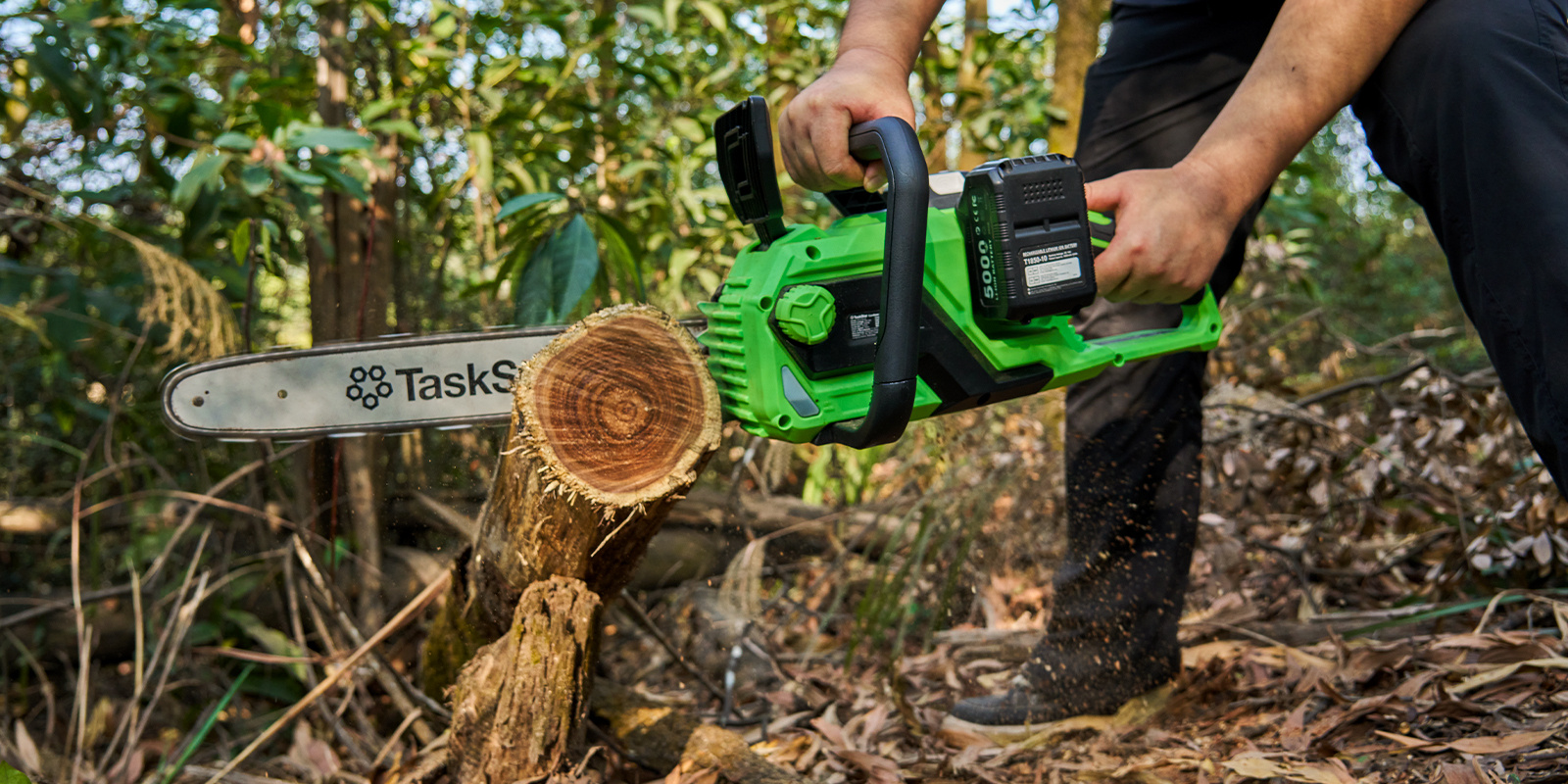 40 inch cordless chainsaw brushless large electric chainsaw with 2pcs 5 0ah batteries 2pcs tool tension auto oiling for tree trimming wood cutting Product details 3