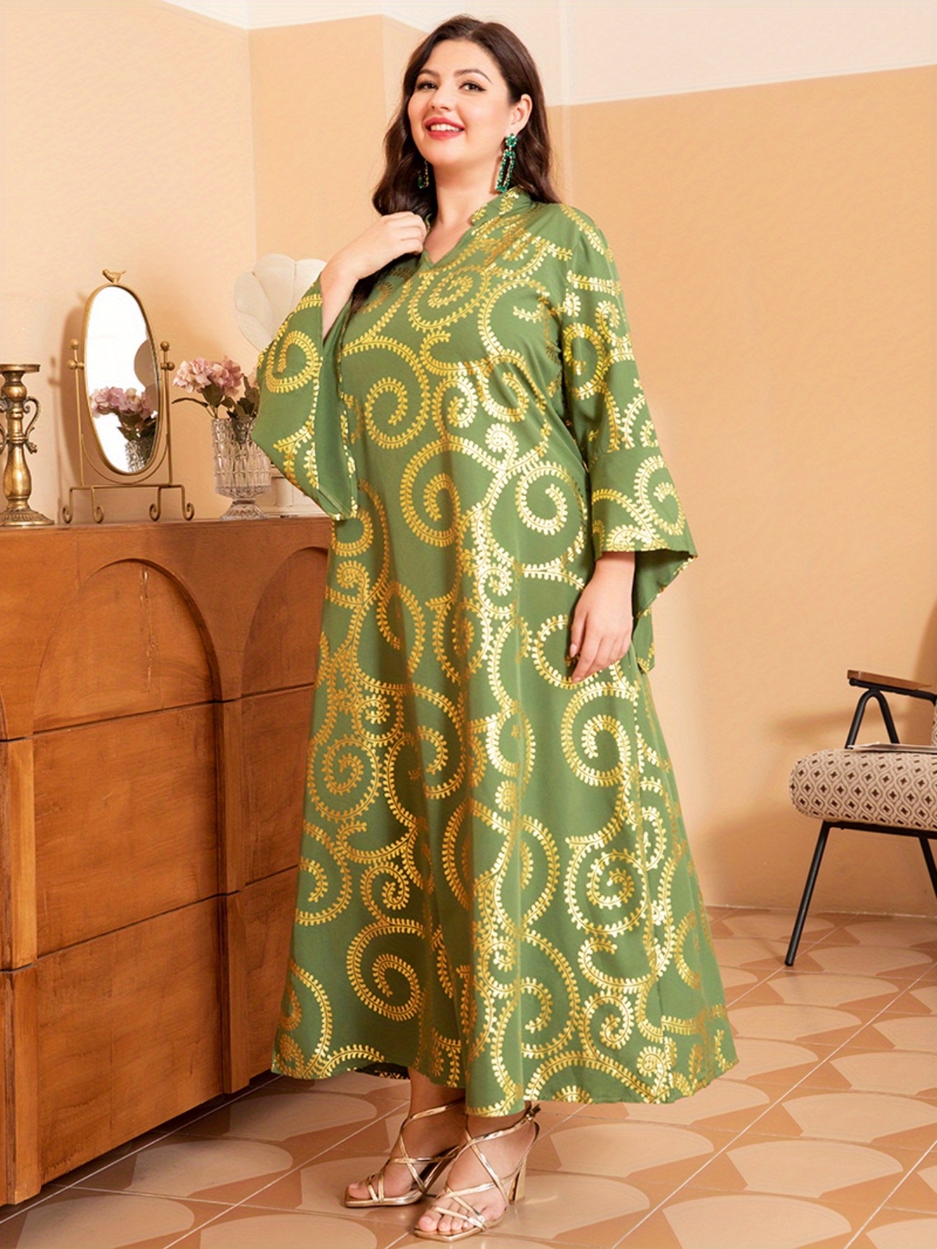 فستان طويل أنيق بفتحة رقبة على شكل حرف V وتصميم زهري مطبوع بالذهبي