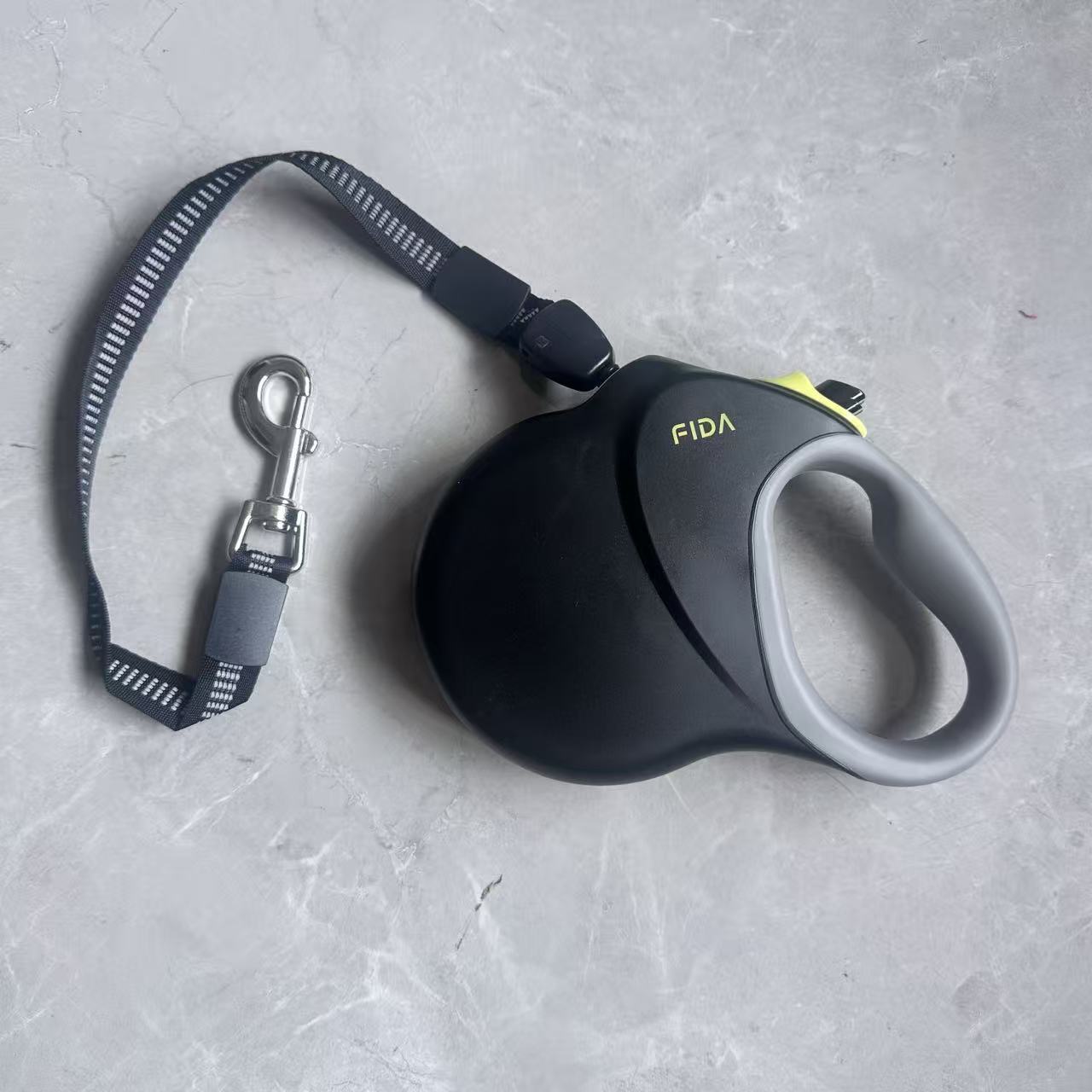 E-shop Fida Hochleistungs-Rückholleine für große Hunde - 30ft/9m lange Leine mit Einhandbremse & verhedderungsfreiem Rückholmechanismus, Soft-Griff-,