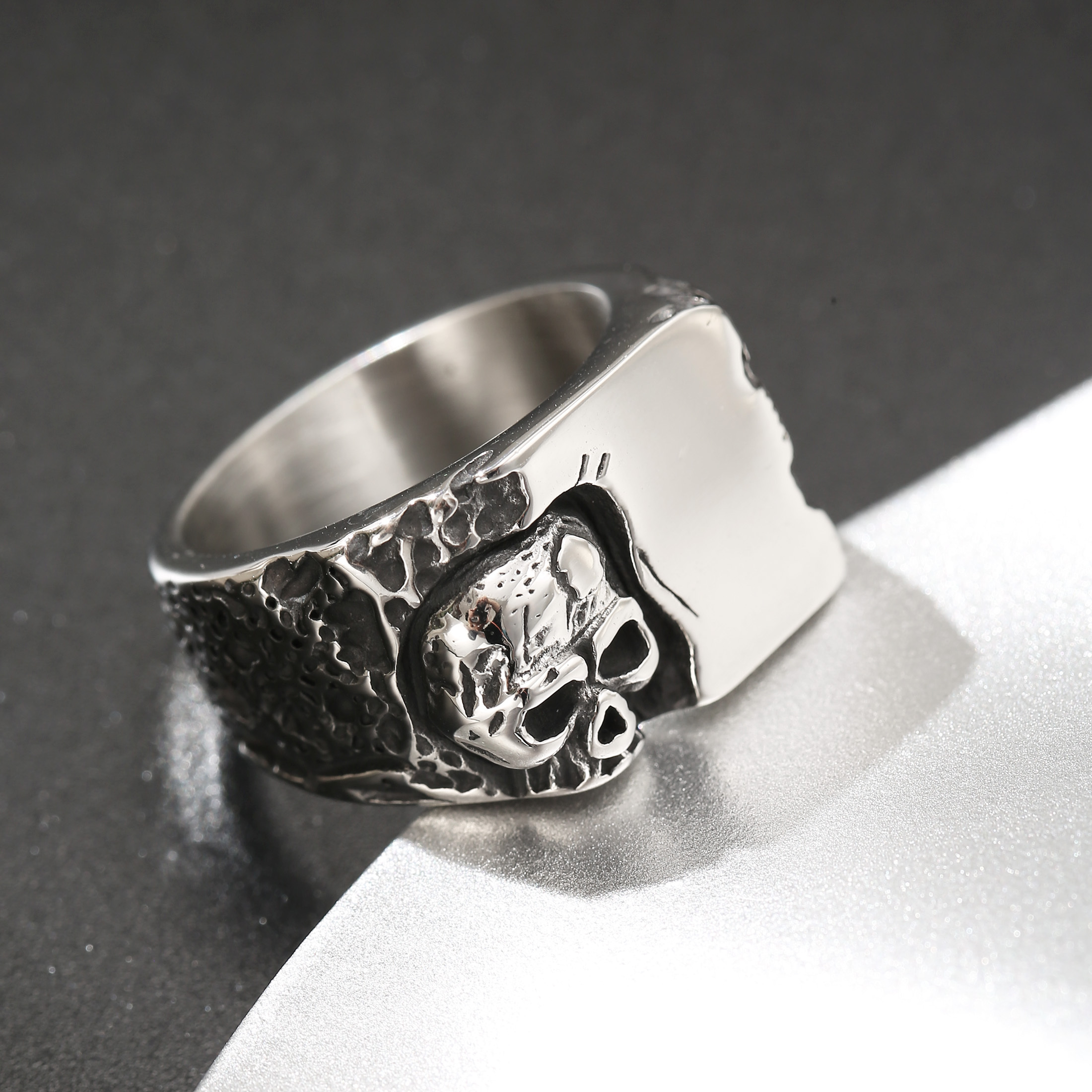Image of Vintage Silvery 304l 304l Stainless Steel Side Skull Pattern Band Ring For Men, Trendy Fashion Style Wide Band, Edgy Streetwear Accessory, Without Battery