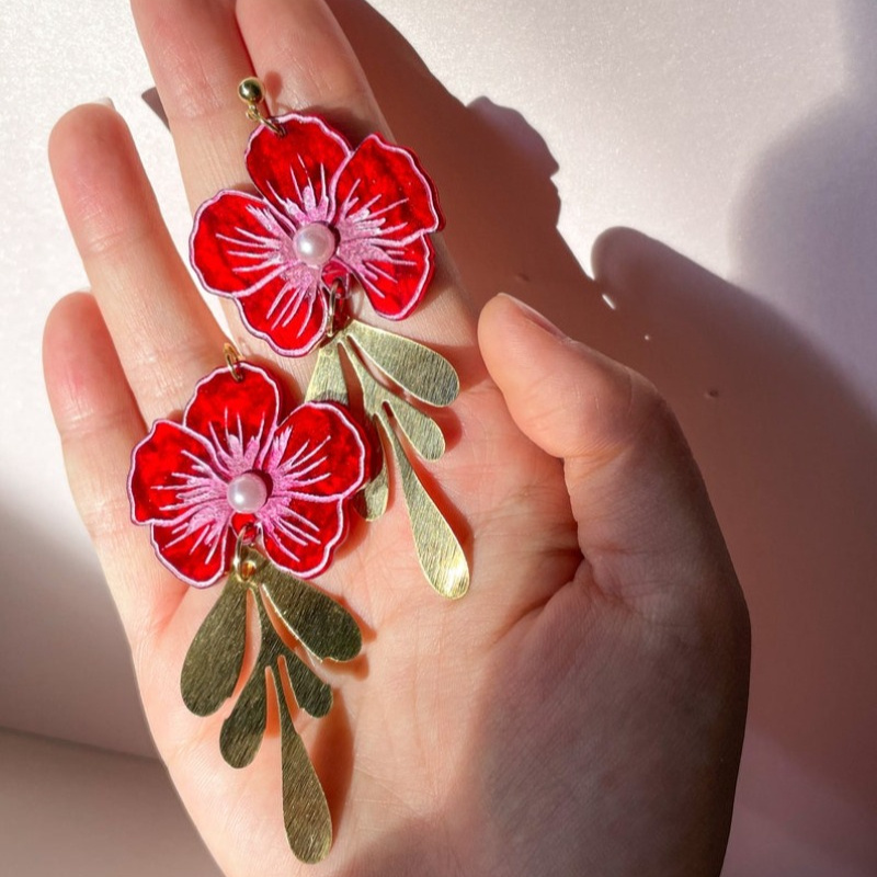 

A Pair Of Exquisite Flower Earrings, Featuring Red , A Perfect Gift For Mom And Can Serve As An Anniversary Present.