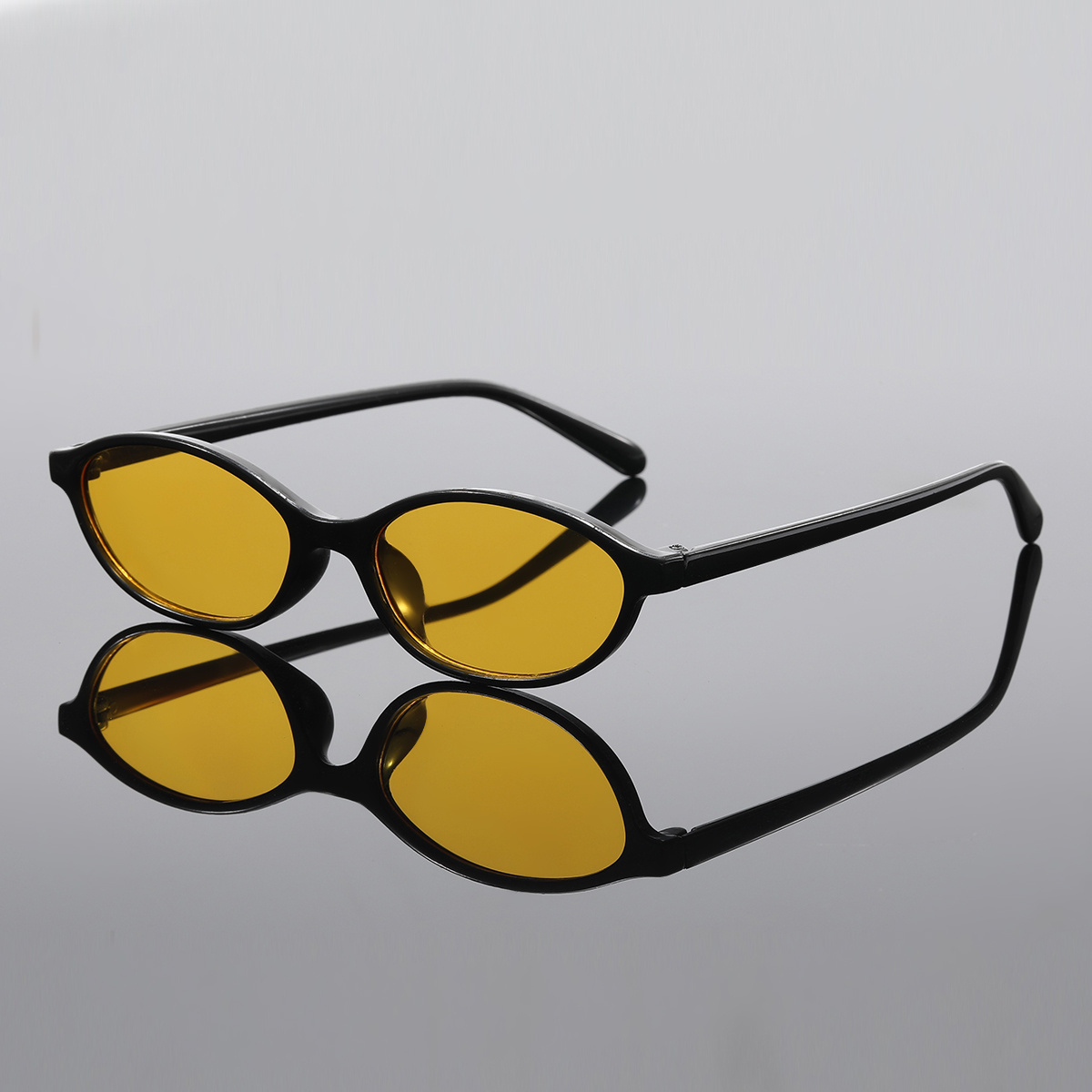 Image of European And American Trendy And Minimalist Small Sunglasses, Modern And High-end Sunglasses, Beach Sunscreen For Men And Women, Suitable For Daily Wear, Outdoor Sports, Vacations, Parties, Gift