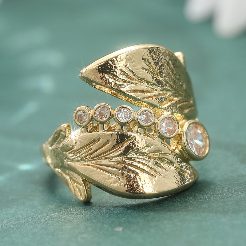 Women's Embossed Wing Synthetic Zirconia Ring, Artistic Style