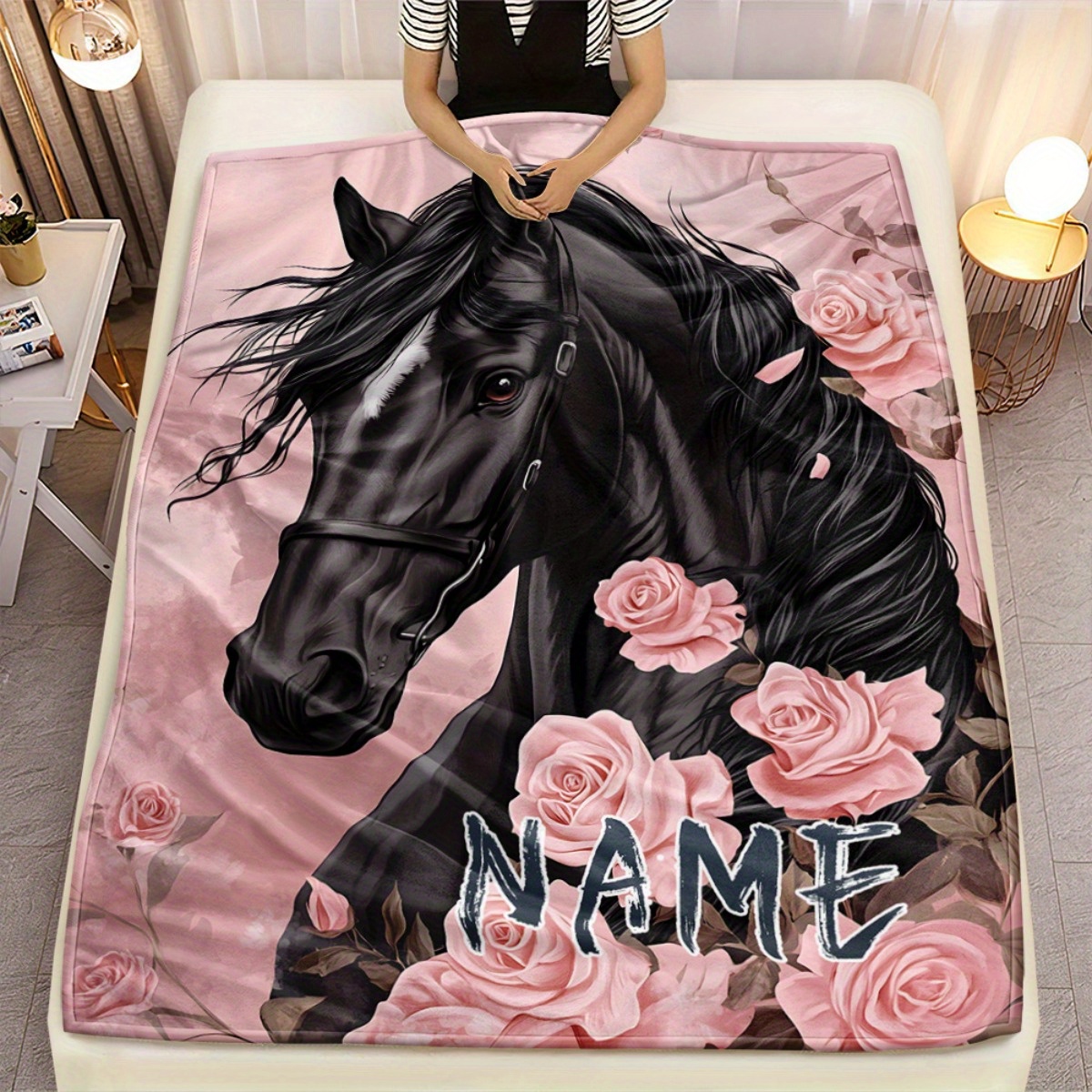 TEMU 1pc Couverture Portable Personnalisée avec Rose et Cheval - Léger pour Canapé, Lit, Voyage, Camping, Salon, Bureau, Fauteuil et Lit - Couverture