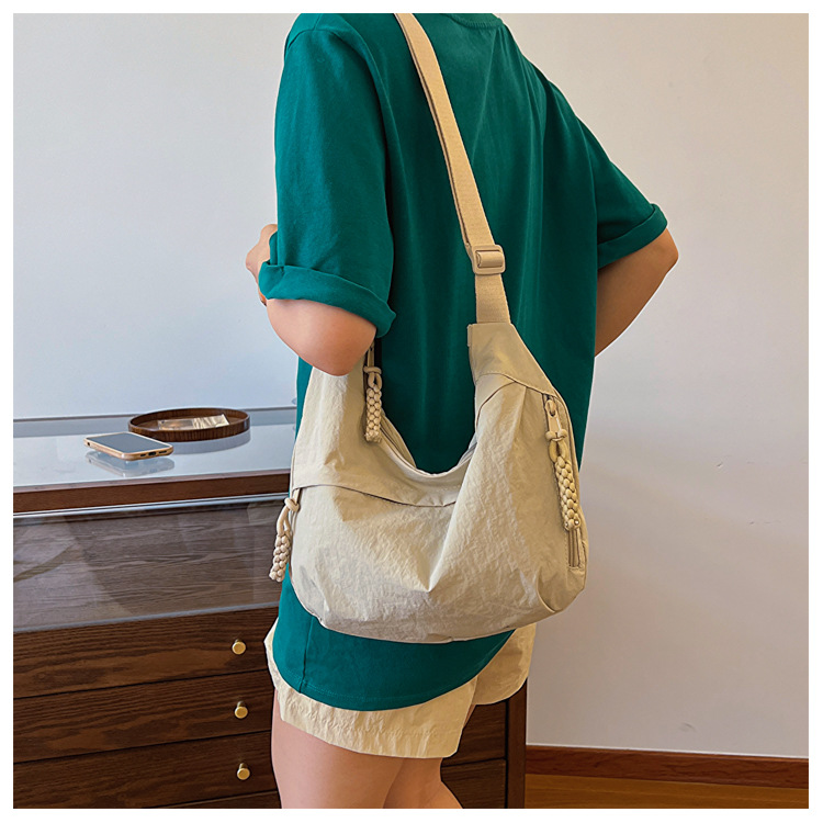 Borsa hobo in tela con nappe e tracolla larga regolabile_voghion.com