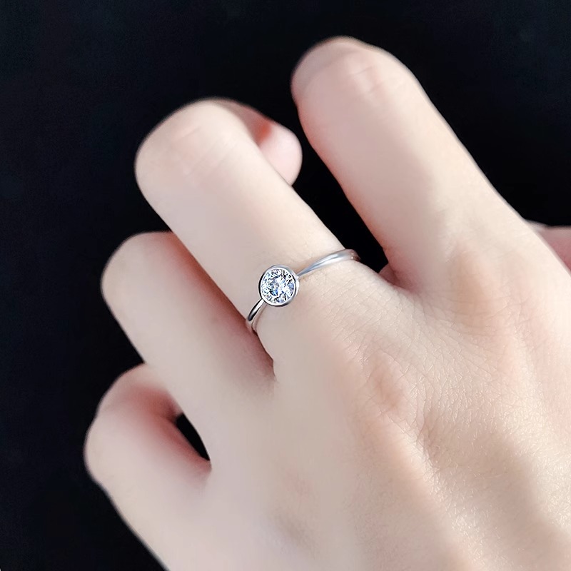 Image of A 925 Silver Ring With A 0.3-carat Moissanite, Plated In 14k Golden, Featuring A . This Round, Closed-ring Trendy And Sophisticated, Suitable For Men And Women. It Embodies , Mature, Vintage Aesthetic