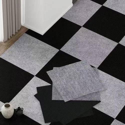 selbstklebende teppichfliesen mit den maßen 30 cm x 30 cm, entwickelt, um rutschgefahr zu verhindern. diese selbstklebenden fliesen sind einfach zu installieren und für projekte in schlafzimmern und wohnzimmern. erhältlich im packungsformat 12 stück.