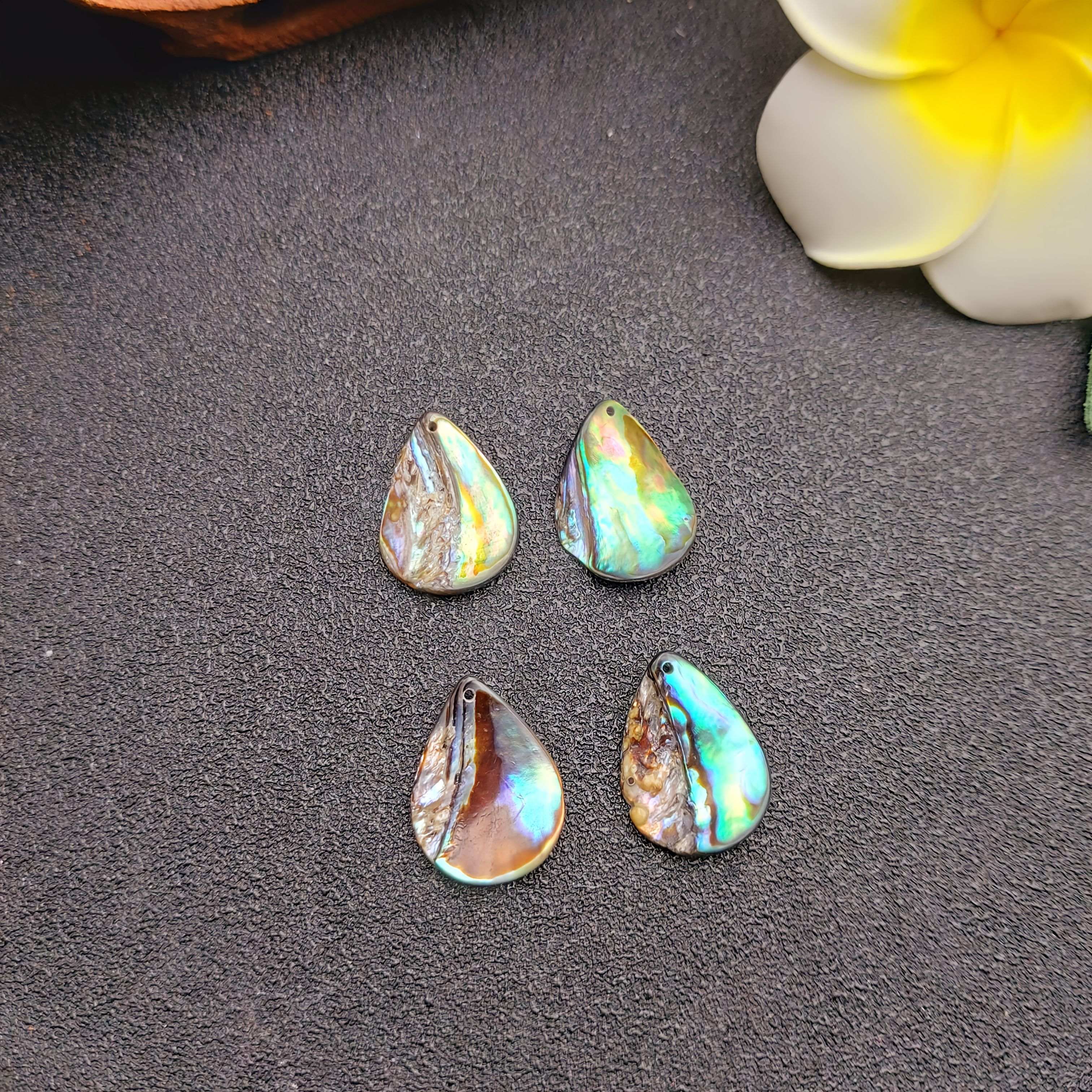 TEMU Ensemble de 4 breloques de goutte de d'abalone naturelle mesurant 0,79 x 0,59 pouces, parfait pour créer des boucles d'oreilles ou des . un