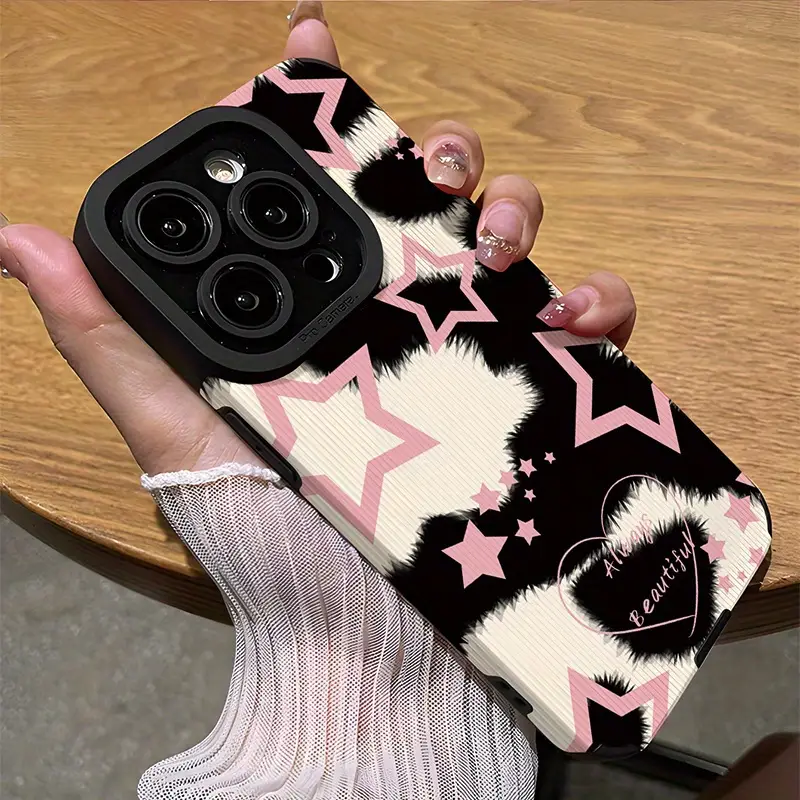 Foto de Funda con diseño de manchas negras, blancas y estrellas rosas.