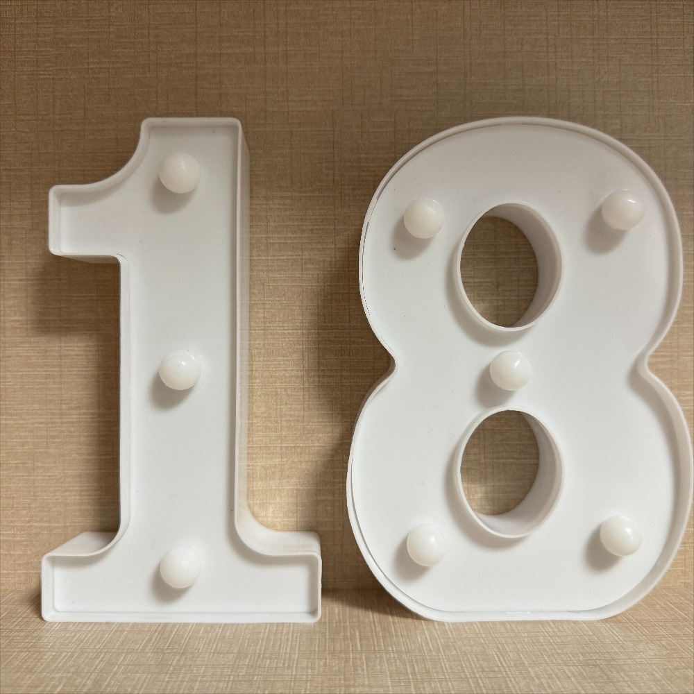 E-shop 16 cm Leuchtzelt-Nummernschild 13, 16, 18, warmweiße LED-Nummernschilder, 13., 15., 18. Geburtstagsdekoration für Jungen & Mädchen,