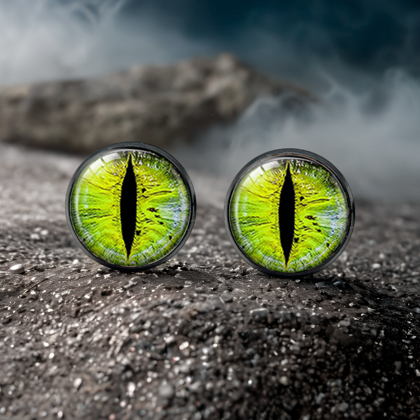 TEMU Eine Fotografie von grünen Augen mit schwarzen Ohrringen, mit Tieraugen, für ein gruseliges Halloween-Thema