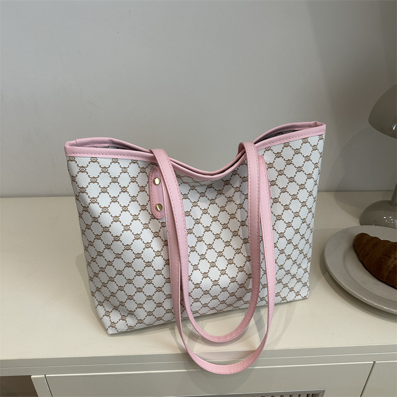 A Trendy Large-capacity Handbag For Women, European And Styles, Featuring A Chic Underarm Design And A Stylish Shoulder Bag For Commuting, Complete With A Matching Pouch