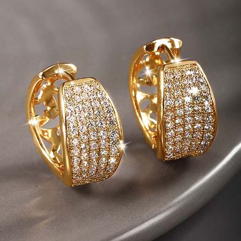 E-shop Exquisite zierliche goldene Creolen mit fest eingefassten, funkelnden synthetischen Zirkonia-Steinen in kleinen Kreisen, eleganter Schmuck für